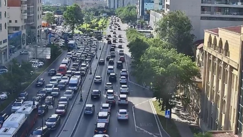 Bakının bir sıra yollarında tıxac yaranıb