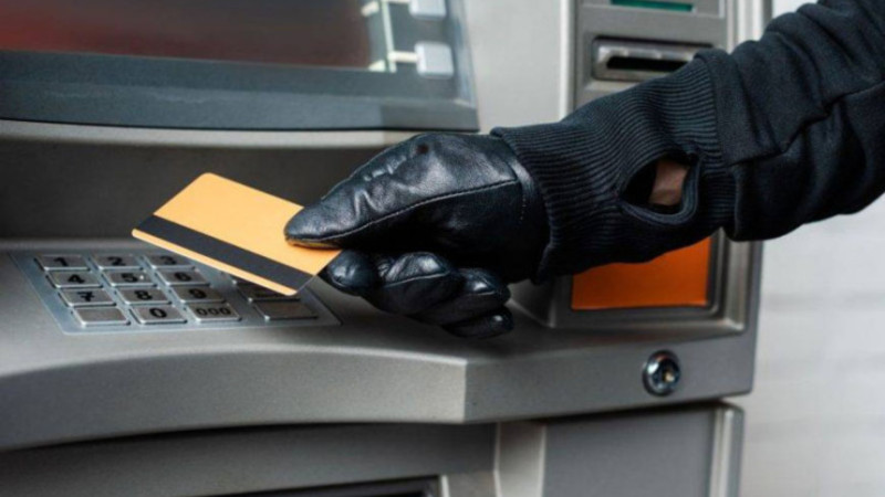 Bank kartlarından yenə pul oğurladılar Bank kartlarından yenə pul oğurladılar