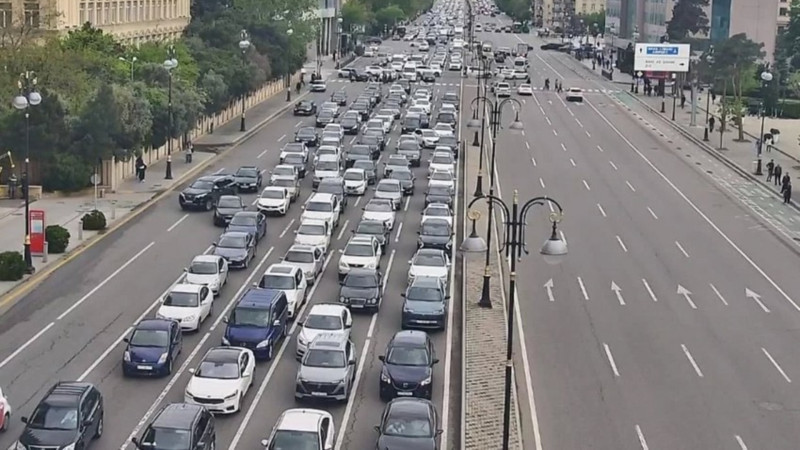 Bakının bir sıra yollarında nəqliyyatın sıxlığı müşahidə olunur