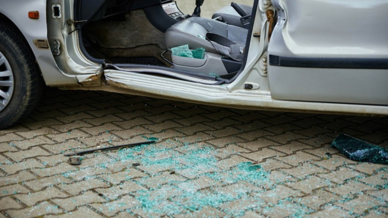 Bakıda minik avtomobili yük maşınına çırpılıb, ölən var Bakıda minik avtomobili yük maşınına çırpılıb, ölən var