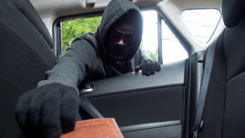 Avtomobildən 9 min 900 manat oğurlandı 