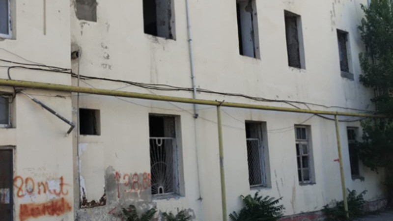 “Evimizin qapı-pəncərələrini qıraraq söküntü işləri aparırlar” - Şikayət + FOTO “Evimizin qapı-pəncərələrini qıraraq söküntü işləri aparırlar” - Şikayət + FOTO