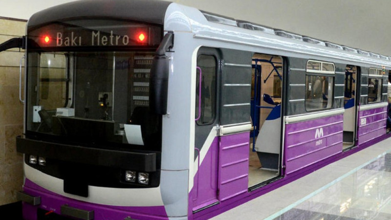Bakı metrosunda sərnişin sıxlığı qatarların ləngiməsinə səbəb olub