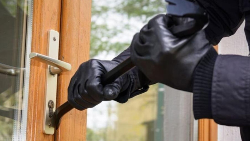 Bakıda mağazadan gödəkcə oğurlayan şəxs tutuldu  Bakıda mağazadan gödəkcə oğurlayan şəxs tutuldu