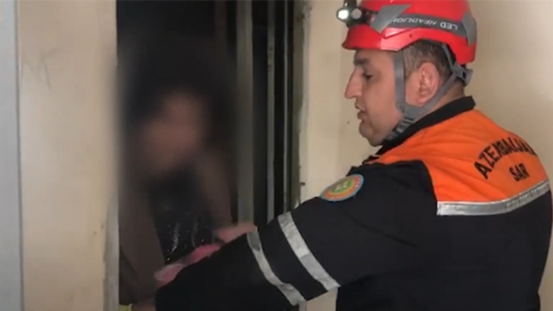 Liftdə qalan 5 nəfər xilas edildi - VİDEO