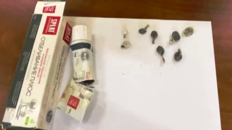 Bakıda həbsxanaya diş pastasının içində narkotik keçirmək istədilər Bakıda həbsxanaya diş pastasının içində narkotik keçirmək istədilər