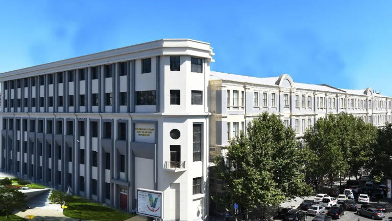 Bakıda universitet 6 min manata müəllim axtarır