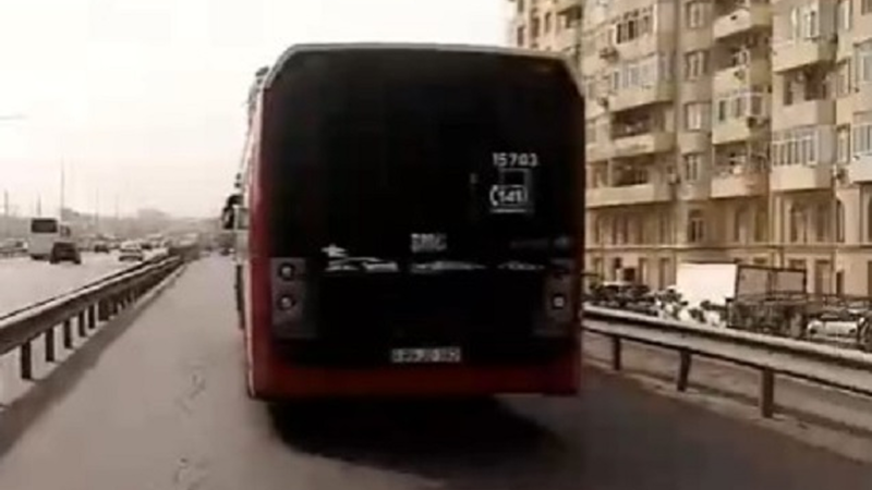 “Bakubus” avtobusundakı nasazlıq böyük tıxaca səbəb oldu - Video “Bakubus” avtobusundakı nasazlıq böyük tıxaca səbəb oldu - Video