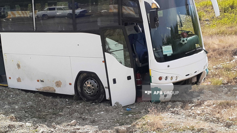 Bakıda avtobus minik maşını ilə toqquşdu, ölən var Bakıda avtobus minik maşını ilə toqquşdu, ölən var