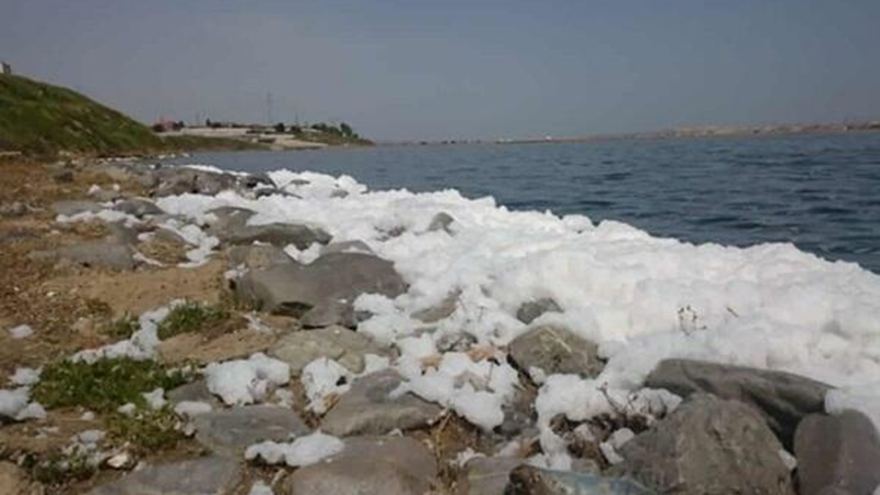 Böyük Şor gölündə qəribə köpüklənmə - Video