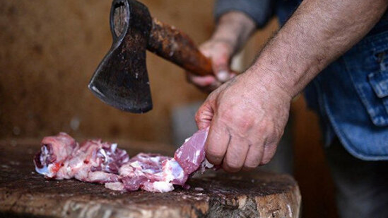 Qəssablar heyvanı uşaqların gözü qarşısında kəsə bilərmi? - VİDEO