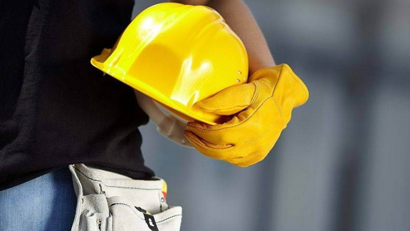 Bakıda fəhlə yıxılıb öldü