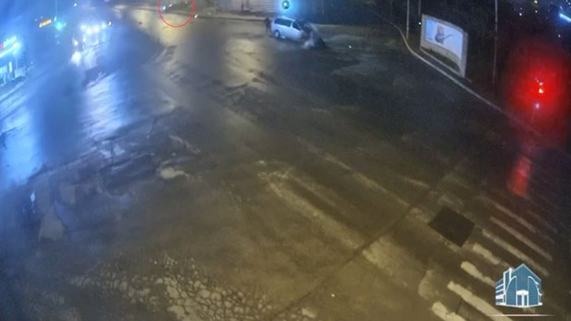 “Qırmızı”da keçib qəza törətdi, işıqfor qırıldı - HADİSƏ ANI