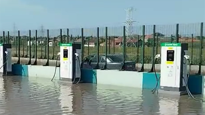 Bakıda elektrikdoldurma məntəqəsini su basdı