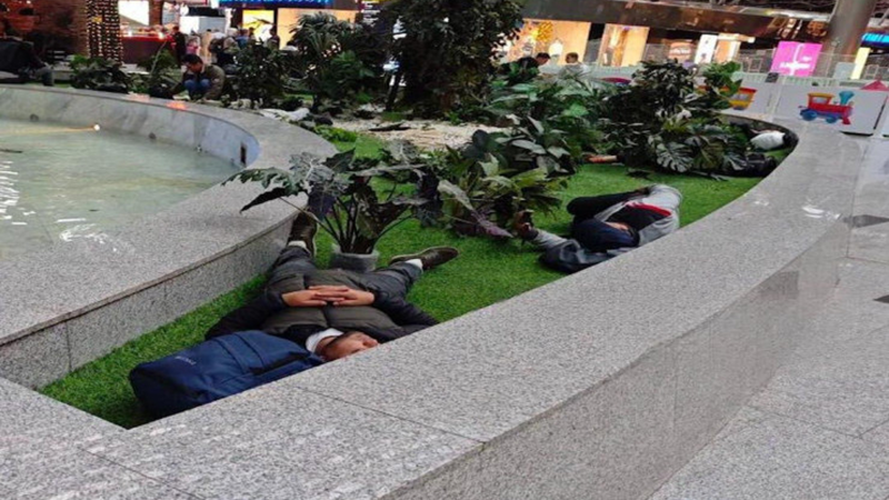 AZAL-ın sərnişinləri Moskvadan Bakıya uça bilmir, aeroportda yatırlar - VİDEO