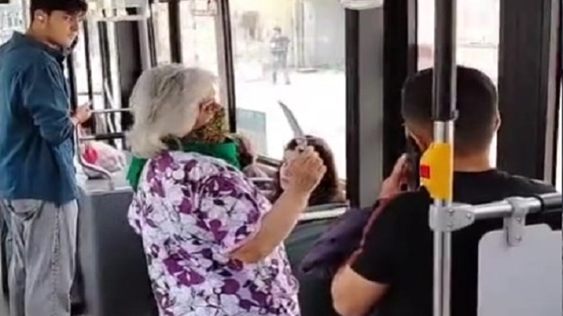 Əlibıçaqlı qadın avtobusda təşviş yaratdı - Video