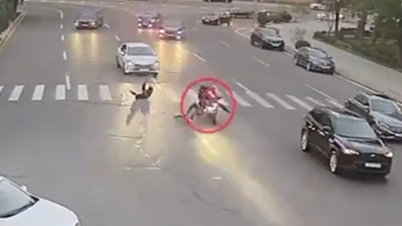 İki piyadanı motosiklet vurdu - VİDEO