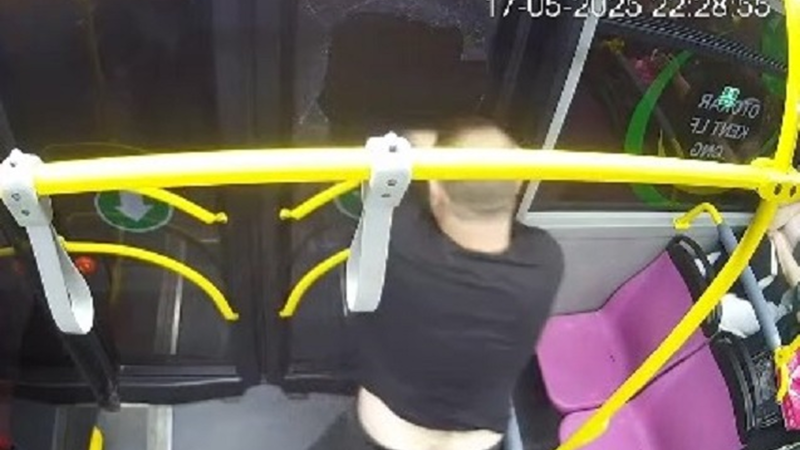 Sərxoş sərnişin avtobusun şüşəsini sındırdı Sərxoş sərnişin avtobusun şüşəsini sındırdı