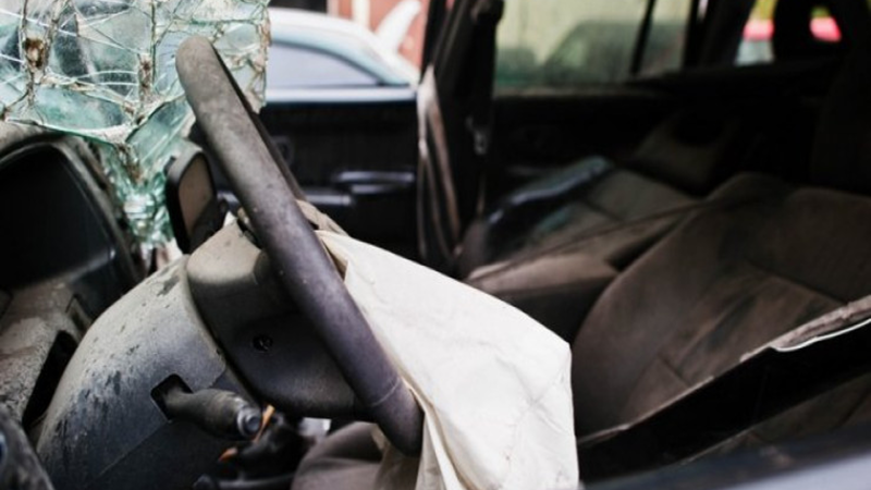 Bakıda Gentra dirəyə çırpıldı, sürücü öldü - VİDEO