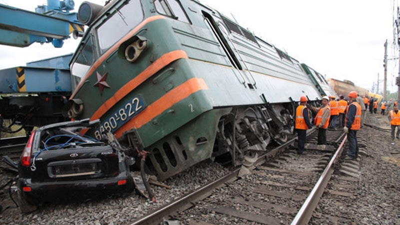 Binədə avtomobil qatarla toqquşdu - VİDEO Binədə avtomobil qatarla toqquşdu - VİDEO