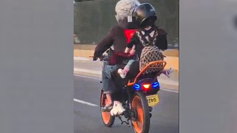 Körpəni motosikletdə apardılar - Araşdırma başladı - VİDEO Körpəni motosikletdə apardılar - Araşdırma başladı - VİDEO