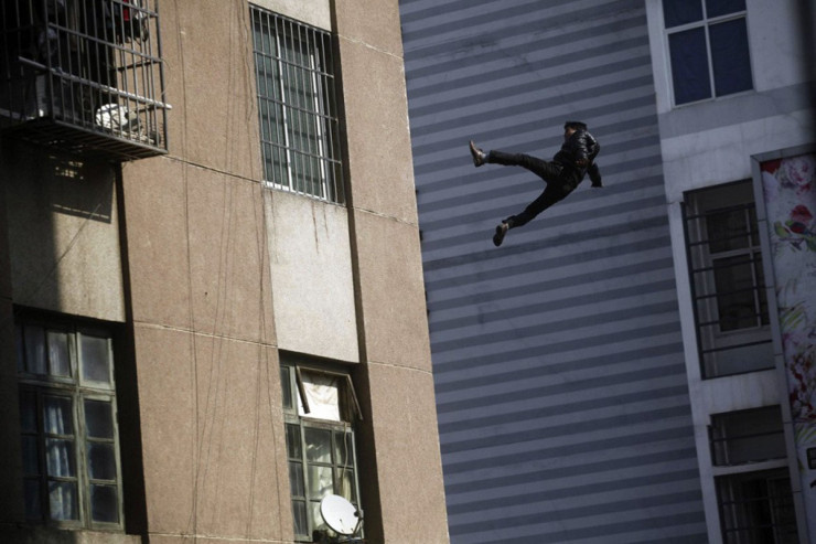 Bakıda kişi hündürlükdən yıxıldı - FOTO/VİDEO Bakıda kişi hündürlükdən yıxıldı - FOTO/VİDEO