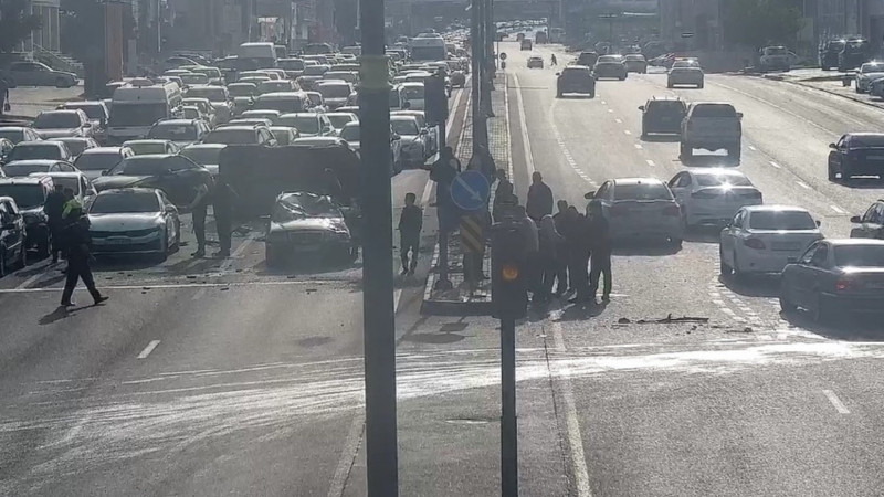 Babək prospektində yol qəzası tıxaca səbəb olub