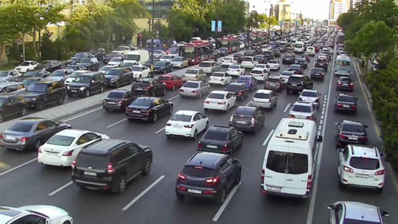 Bakıda 12 istiqamətdə nəqliyyatın sıxlığı müşahidə olunur