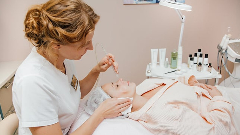 Kosmetoloq müştərisinin qızıllarını ələ keçirib lombarda qoydu - Görünməmiş dələduzluq Kosmetoloq müştərisinin qızıllarını ələ keçirib lombarda qoydu - Görünməmiş dələduzluq