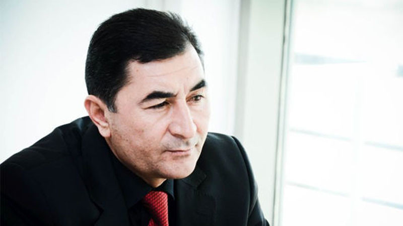 Xalq artisti ayaqqabısını dəyişik geyindi: Biri kişi, biri qadın deyil ki...