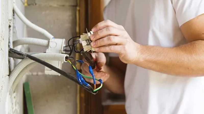 Bakıda mağazada FACİƏ: Cərəyan vurub öldürdü