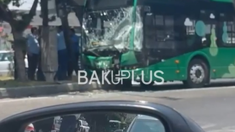 Avtobus minik avtomobili ilə toqquşdu - Yaralananlar var + YENİLƏNİB 