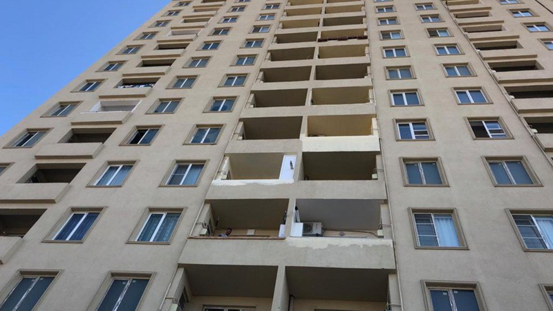 Bakıda azyaşlı binadan yıxılıb öldü