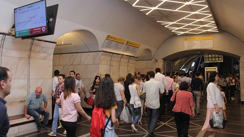 Metroda azyaşlıya qeyri-etik hərəkətlər etdi - Həbs olundu