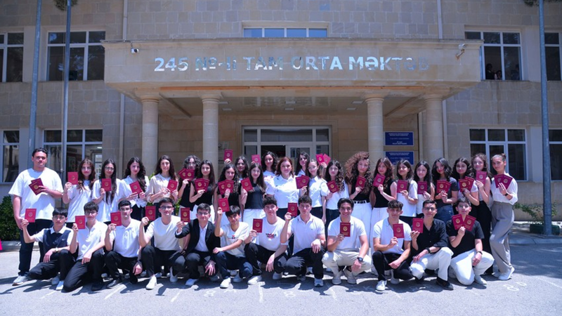Bakıda 2 213 nəfər məktəbi fərqlənmə attestatı ilə bitirib