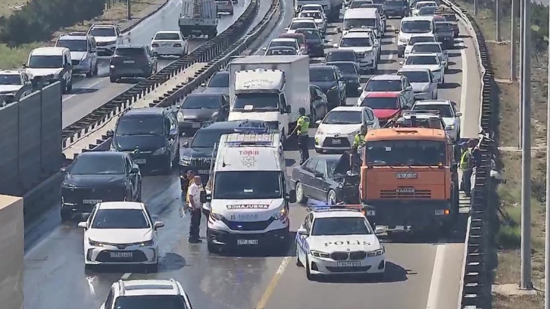 Dairəvi yolda qəza olub, sıxlıq yaranıb