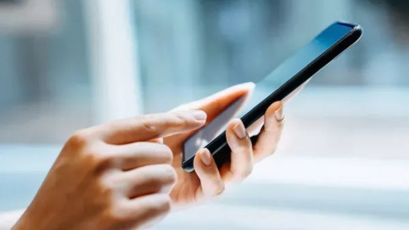 Xalasının telefonunu 940 manata satdı - Pulu bir günə xərclədi