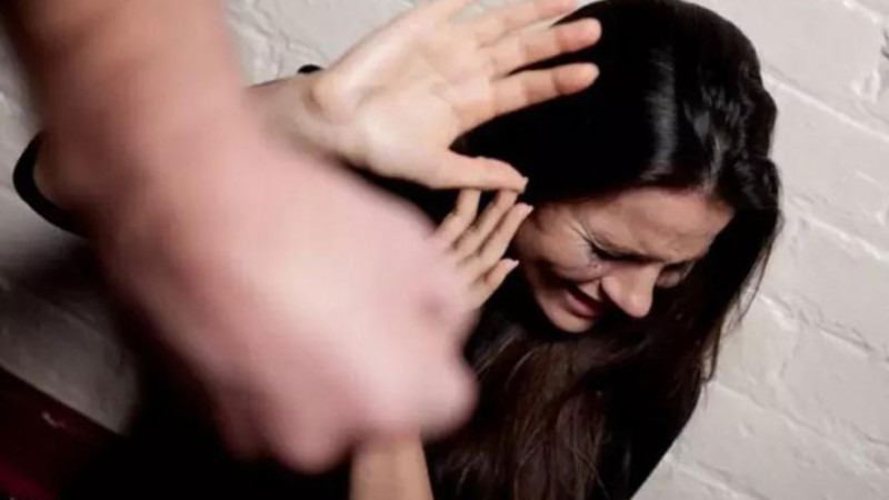 Kişi ona yeməyi gec verən arvadını döydü - Yoldaşı şikayətçi olmadı 