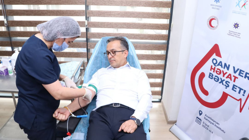 Komitə sədri Aşura günü ilə əlaqədar qan verdi - FOTO