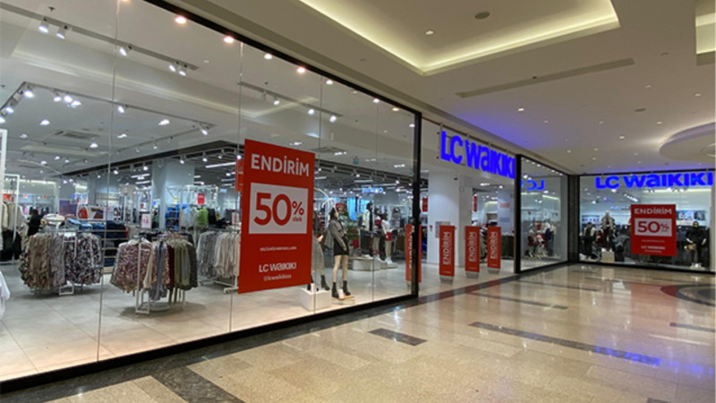 “LC Waikiki”nin anbarı yandı - Xeyli miqdarda ziyan dəydi  