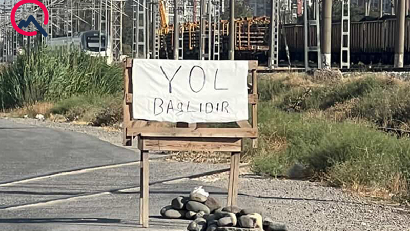 Bakıda əllə yazılmış “Yol bağlıdır” lövhəsini kim qoyub? Bakıda əllə yazılmış “Yol bağlıdır” lövhəsini kim qoyub?