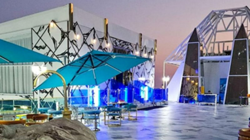 Məşhur restoranda müştərilərdən parkinqə görə 40 manat aldılar