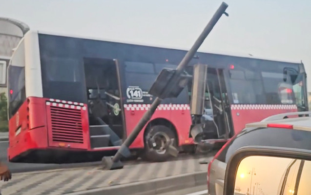 Avtobus işıqfora çırpıldı – VİDEO