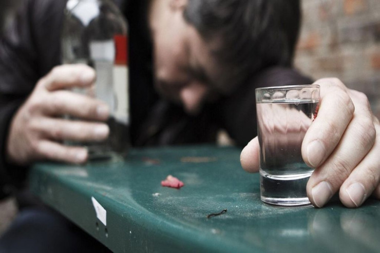 Bakıda kişi spirtli içkidən komaya düşüb ÖLDÜ