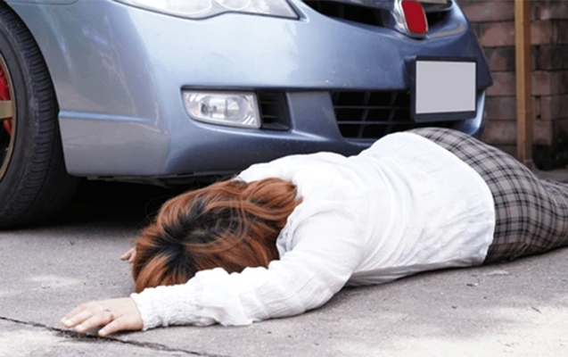 47 yaşlı qadını avtomobil vurdu 47 yaşlı qadını avtomobil vurdu