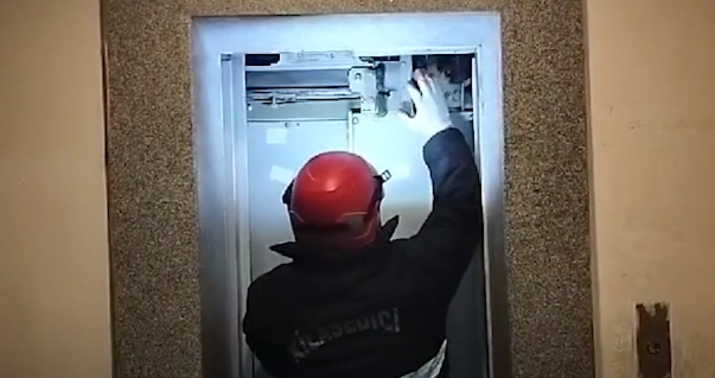 Liftdə qalan 5 nəfər xilas edildi Liftdə qalan 5 nəfər xilas edildi