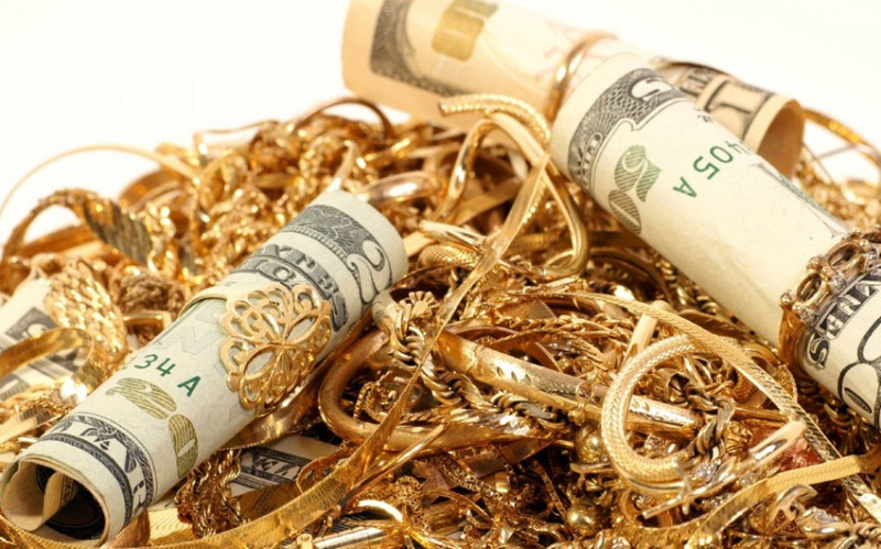 Bakıda avtomobildən 8 min manatlıq qızıl oğurlanıb