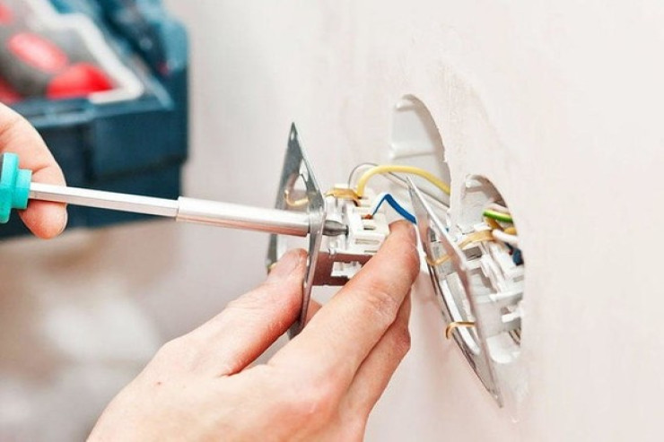 Bakıda ustanı öz evində cərəyan vurub öldürdü Bakıda ustanı öz evində cərəyan vurub öldürdü