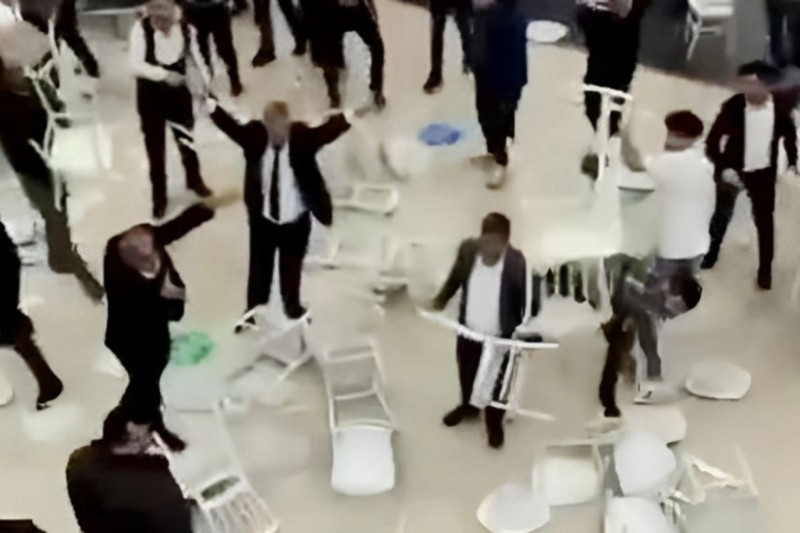 Kafedə rəqs zamanı düşən mübahisə qardaşların bıçaqlanması ilə nəticələndi – QƏRAR Kafedə rəqs zamanı düşən mübahisə qardaşların bıçaqlanması ilə nəticələndi – QƏRAR