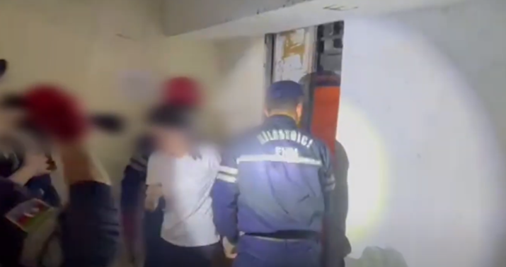 Bakıda liftdə qalan şəxslər xilas edildi